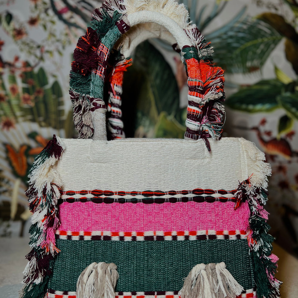 
                  
                    Samantha Poka Medium
                  
                