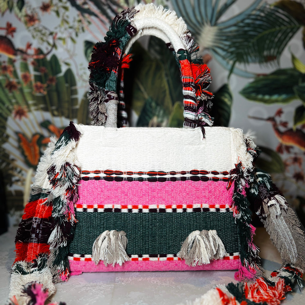 
                  
                    Samantha Poka Medium
                  
                