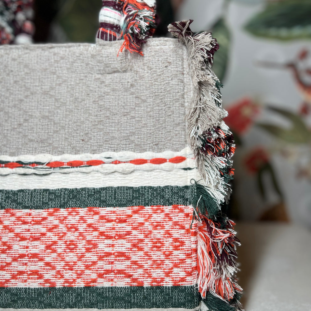 
                  
                    Samantha Poka Medium
                  
                